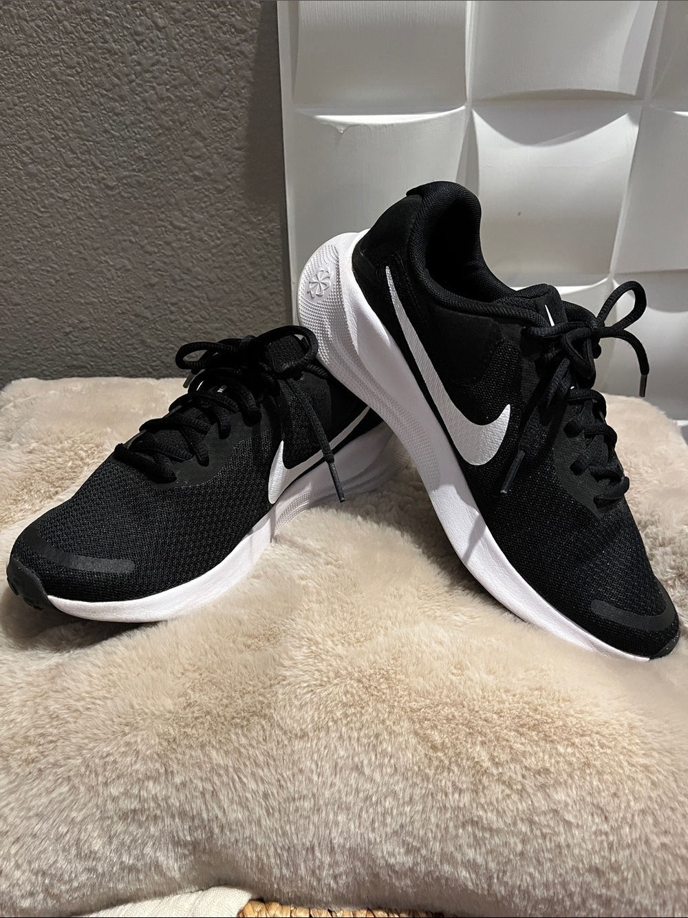 Nike Women's Black and White Athletic Running Shoes